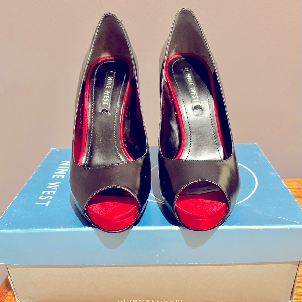 NINE WEST BLACK LEATHER W/ RED SATIN PEEP TOE HEELS